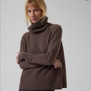 Women's Athlete Wool Cashmere Aspen Turtleneck Sweater  Brownish? Size Medium M